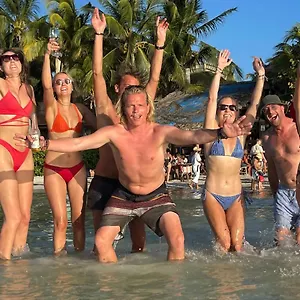  Hotel And Beach Club Escape